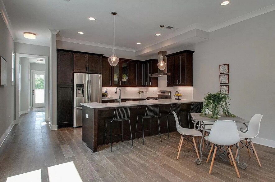 Building Photo - 552 Acklen Park Dr