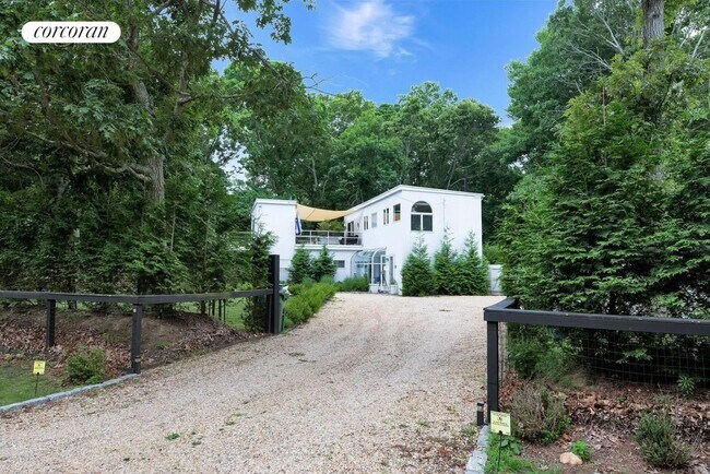 Building Photo - 997 Springs Fireplace Rd