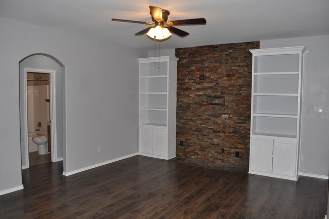 Building Photo - 705 Katy Ln