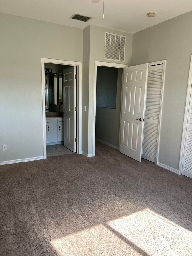 Building Photo - Villa Congress