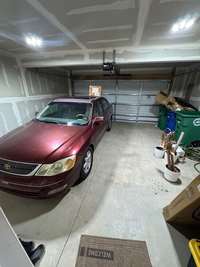 Building Photo - 4BR 3.5BA Townhome w/ 2-Car Garage • Quartz-Island Kitchen • Balcony in Matthews