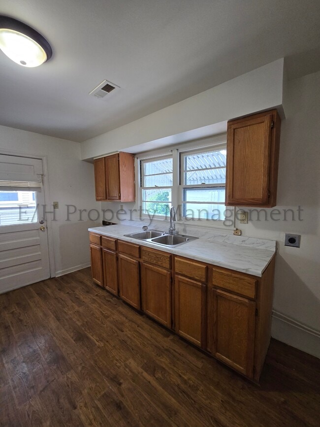 Building Photo - 826 S Fountain St