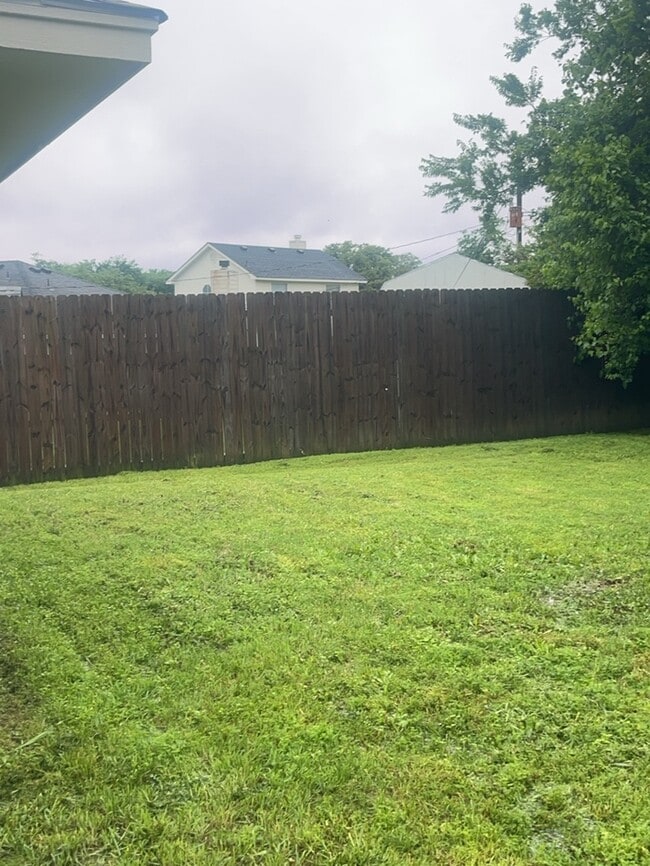 Building Photo - Eagle Mountain ISD ! 3/2/2 Cute and well-maintained 3-bedroom, 2-bath home featuring an open-conc...