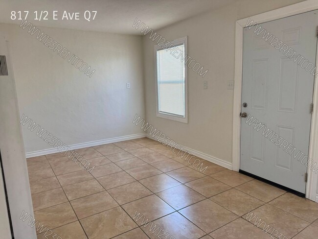 Building Photo - 817 E Ave Q7
