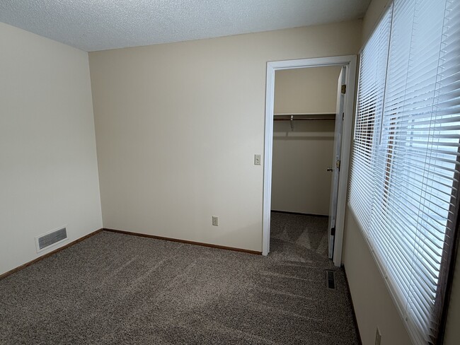 Building Photo - 2528 Birchview Ln