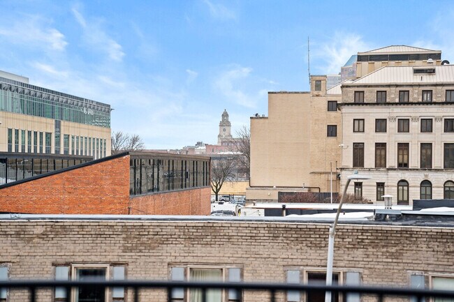 Building Photo - 301 E Walnut St