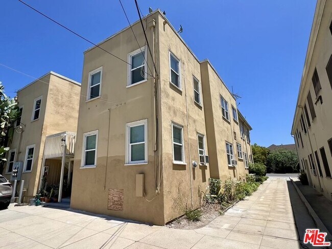 Building Photo - 2011 N Vermont Ave
