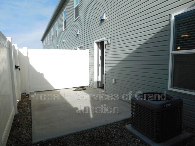 Building Photo - 621 Zenith Ln