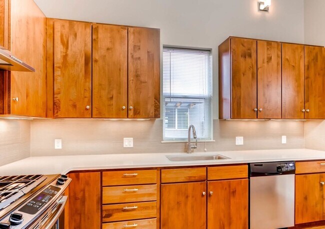 Building Photo - 1 bed 1.5 bath Stand Alone Townhome.  Available For Move-In Anytime Between March 15 - May 1st.