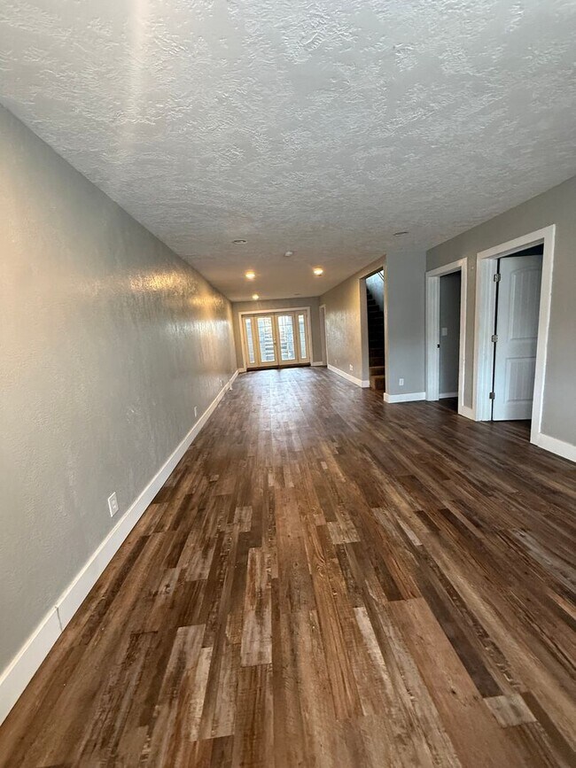 Building Photo - 529 S Dakota St