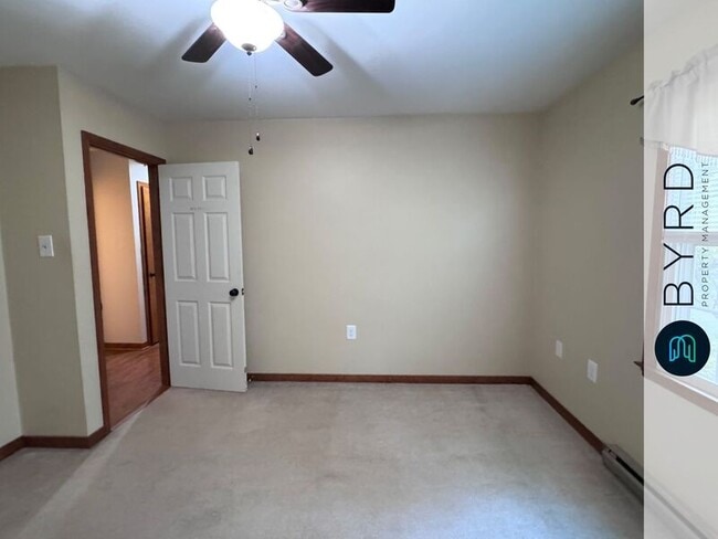 Building Photo - 902 Hartford Ln