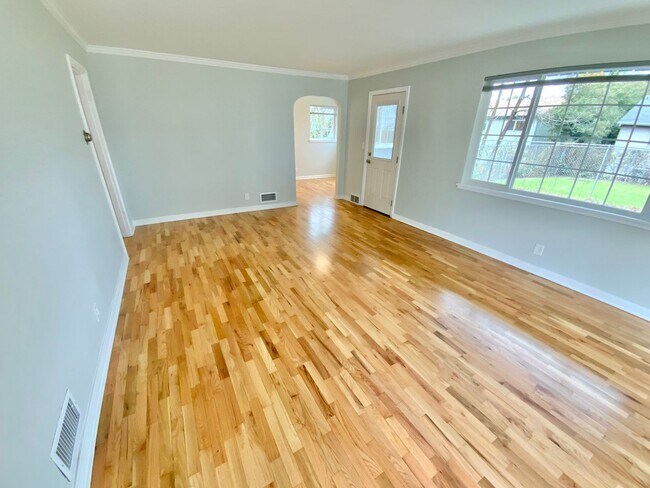Building Photo - Beautiful Townhouse with Fenced Yard, Gara...
