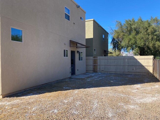 Building Photo - Beautiful Single family home on Flower