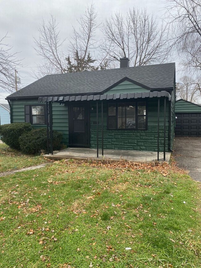 Building Photo - Beautiful single family, hardwood floors, fenced in back yard, 1 car garage.