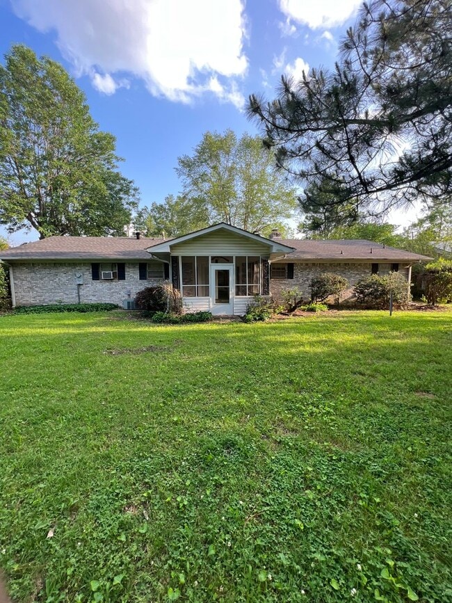 Building Photo - 504 W South