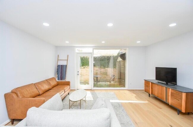 Building Photo - 615 Kipling St