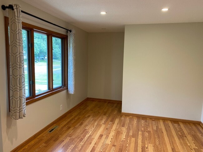 Building Photo - Beautifully Remodeled 4 Bedroom
