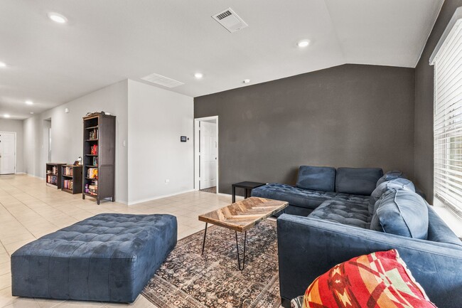 Building Photo - 4906 Karen Grn Dr