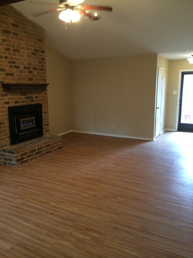 Building Photo - 10616 Debbie Ln