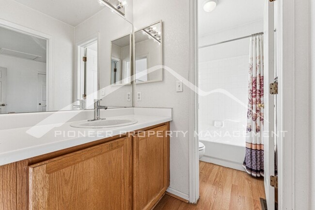Building Photo - Spacious Home with Fenced Yard and Washer/Dryer