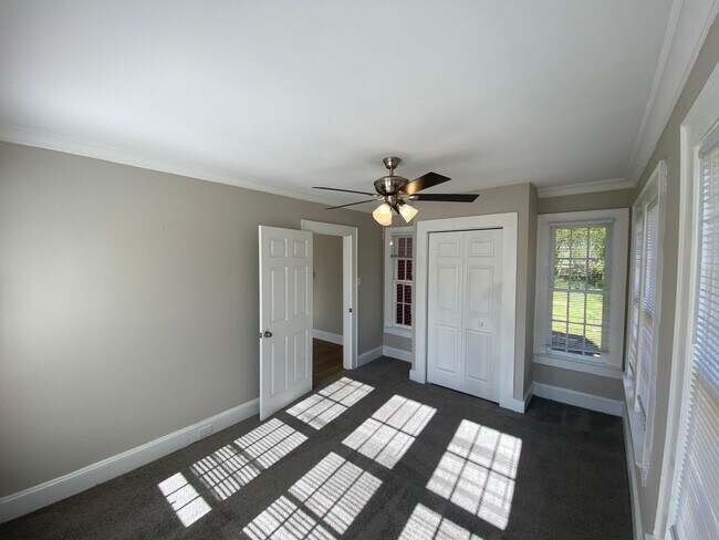 Building Photo - Very nice 4 bedroom 1 bathroom house JUST REMODLED (Spring 2022)