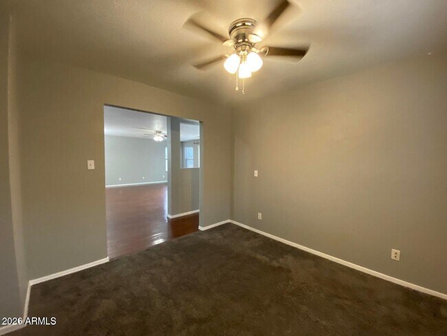 Building Photo - 1117 E Arabian Dr