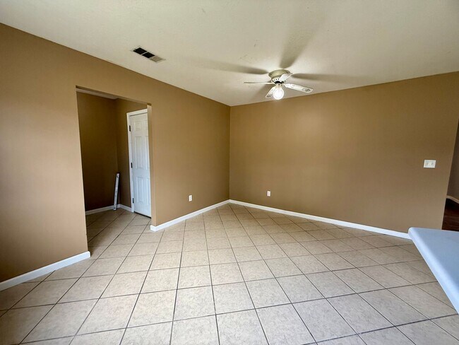 Building Photo - 205 N 18th Ave