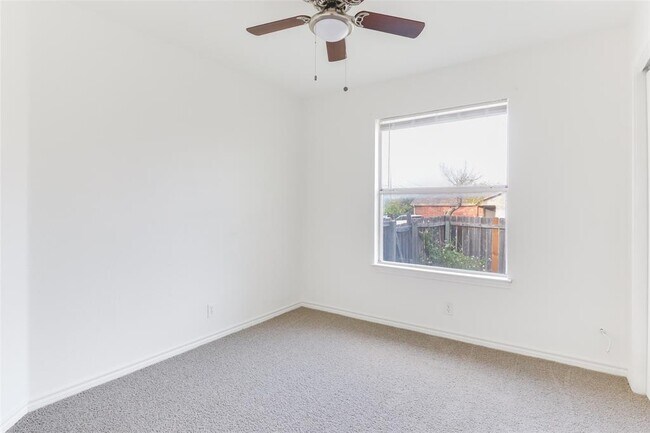 Building Photo - 300 Tamara Dr