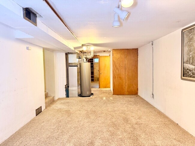 Building Photo - DEC RENT FREE FOR A LEASE STARTING BY NOV 15TH! - BRICK HOME WITH FINISHED BASEMENT