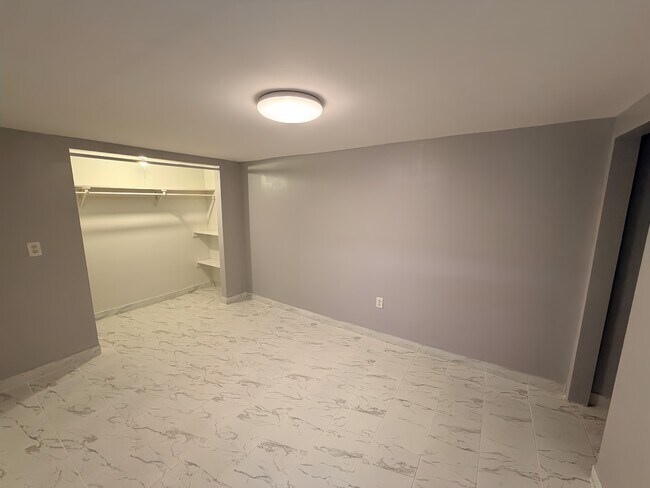 Building Photo - 3914 W Diversey Ave