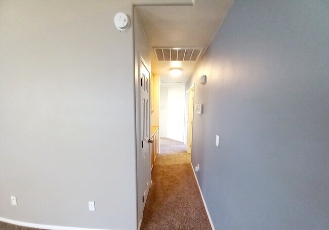 Building Photo - Spacious 3 bedroom, 2 bath with bonus room in Indian Cove