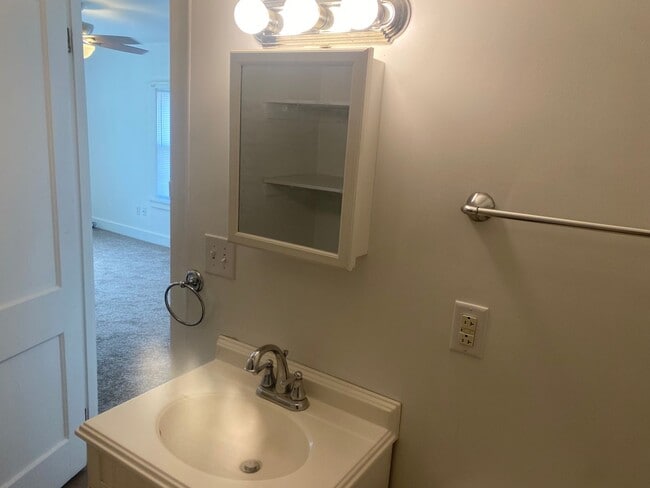 Building Photo - Welcome to this charming 1 bedroom, 1 bath...