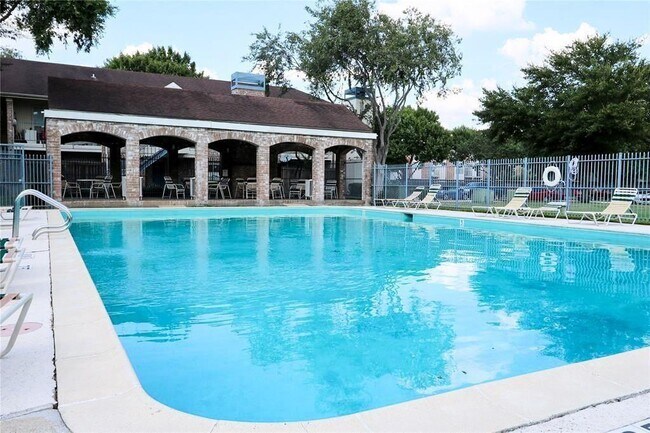 Building Photo - 3900 Woodchase Dr