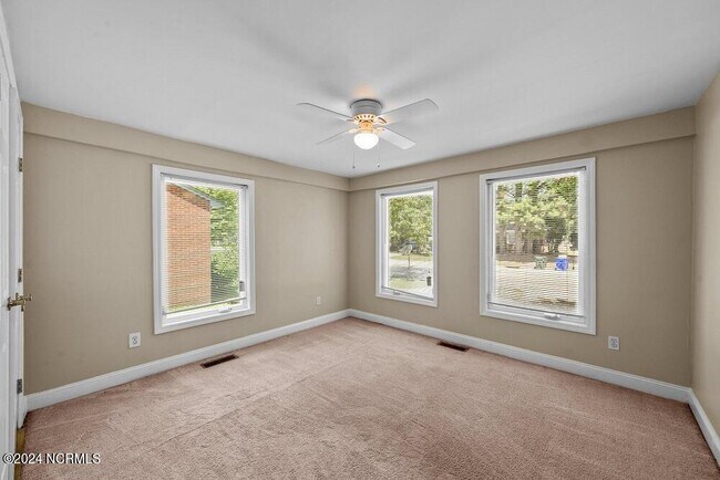 Building Photo - 1306 E 1st St