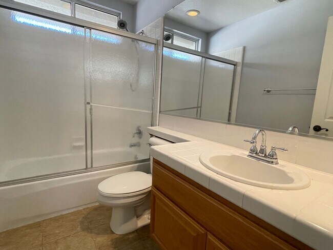 Building Photo - Charming 3 Bedroom 2.5 bath Home in gated community in Thousand Oaks!