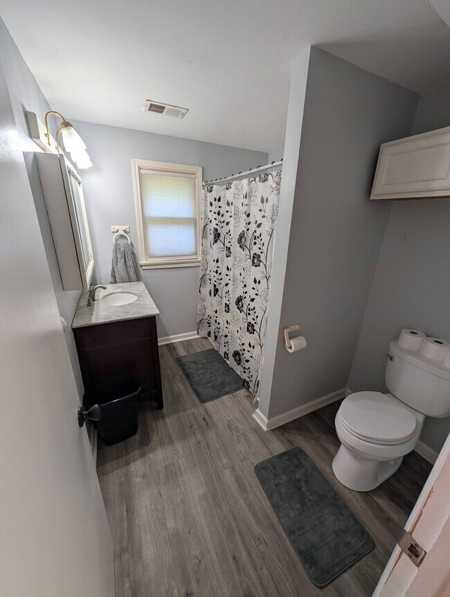Building Photo - 926 Cedar Dr
