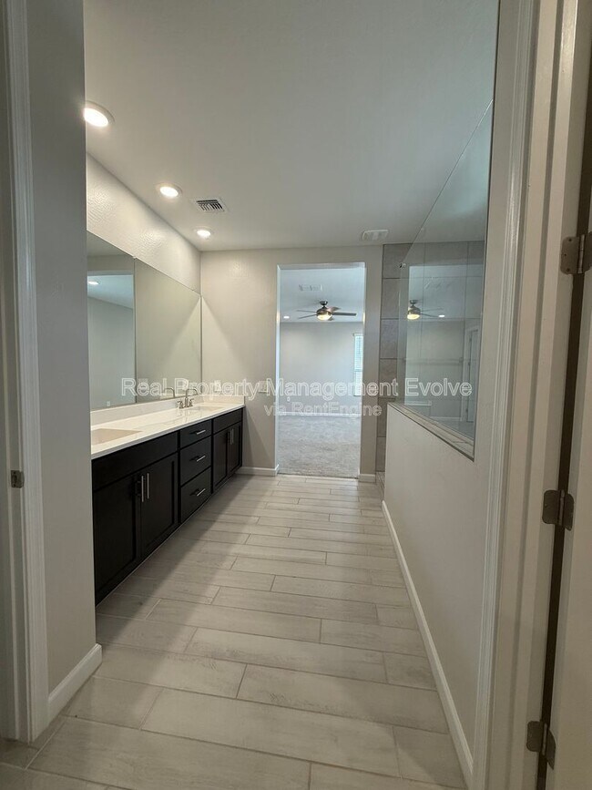 Building Photo - 5118 E Anderson Dr