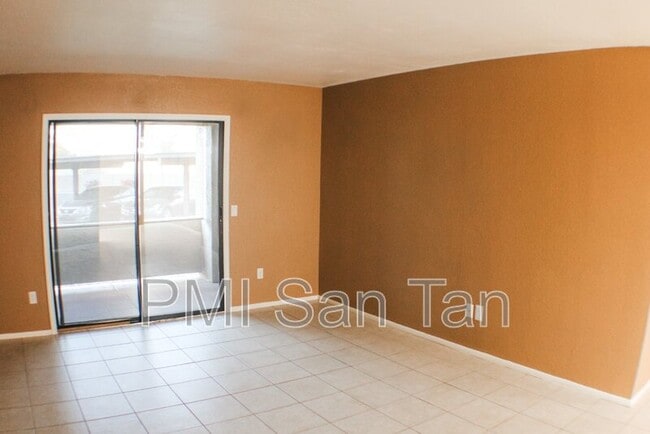 Building Photo - 2146 W Isabella Ave