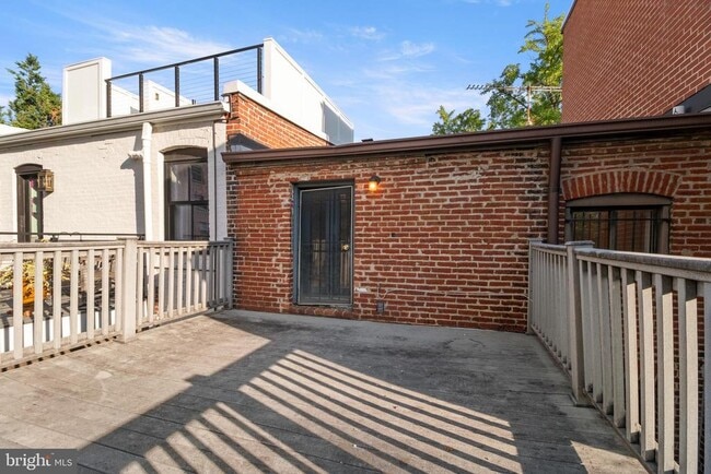 Building Photo - 1522 Swann St NW