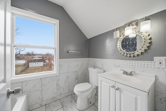 Building Photo - 8824 S Wabash Ave