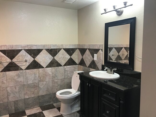 Building Photo - 2601 W 3rd St