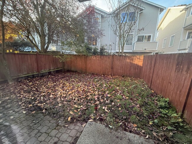 Building Photo - Greenlake Townhome