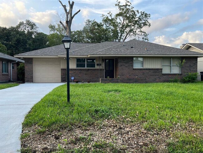 Building Photo - 9710 Pine Lake Dr