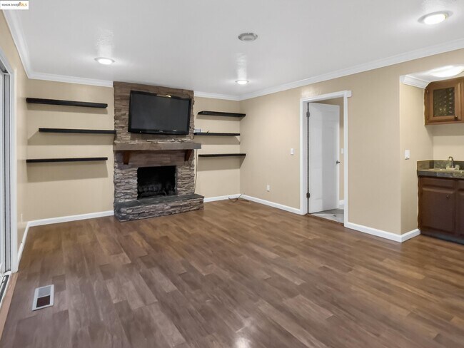 Building Photo - 2322 Peachtree Cir