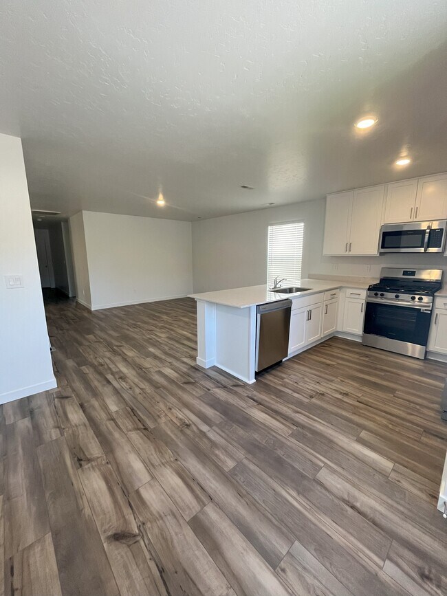 Building Photo - 302 Persian Ave