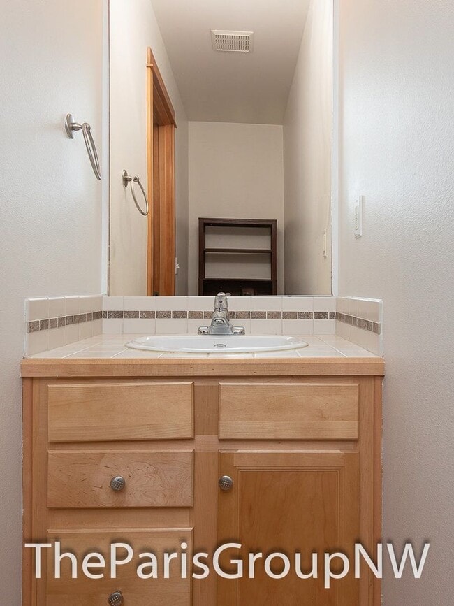 Building Photo - Gorgeous Greenwood Townhome * Walk to Lake...