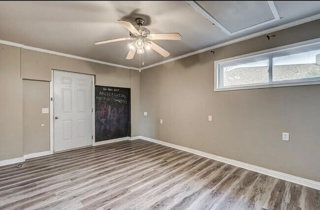 Building Photo - 1001 N Skyline St