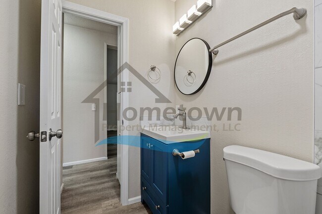 Building Photo - 3 Bedroom 2 Bathroom Home with Off-Street Parking Available in Sagle, Idaho!