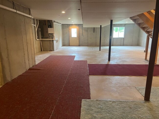 Building Photo - Now Leasing – Beautiful Well Maintained 3-...