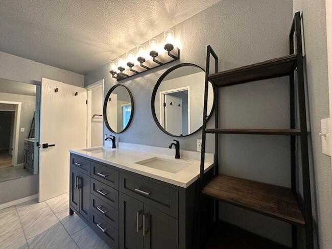 Building Photo - BEAUTIFULLY RENOVATED TOP FLOOR TOWNHOME C...